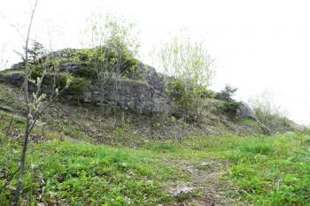 čelo jádra hradu na menší skalce ( © Jan P. Štěpánek 05/2008)