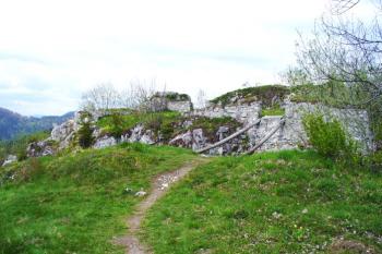 pohled z míst severovýchodní hranolové věže přes příkop na jádro hradu ( © Jan P. Štěpánek 05/2008)