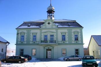 Čelní pohled na zámek ( © Pavel Vítek 01/2006)