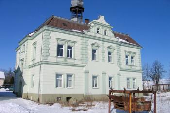 Pohled na zámek z bývalého parku ( © Pavel Vítek 01/2006)