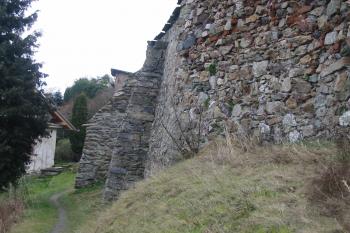nově zrekonstruovaná zeď bývalé tvrze (© D Dohňanský, 01/2014)
