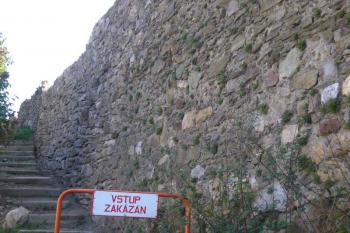 severní ohradní zeď je nyní v rekonstrukci ( © Ondřej Štěpánek 10/2006)