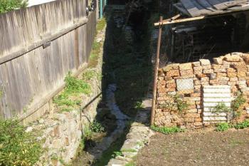 pohled od severní ohradní zdi na potůček v  bývalém příkopu ( © Ondřej Štěpánek 10/2006)