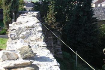 o původním poslání ohradní zdi hřbitova vypovídá i její tloušťka ( © Ondřej Štěpánek 10/2006)