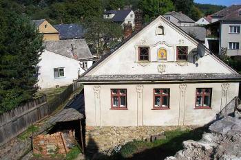 pohled ze severní ohradní zdi do prostoru příkopu ( © Ondřej Štěpánek 10/2006)