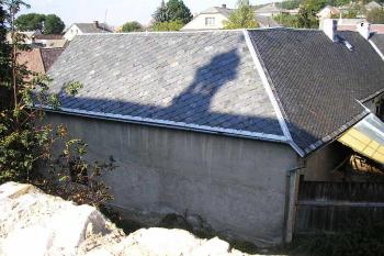 pohled ze severní ohradní zdi do prostoru příkopu ( © Ondřej Štěpánek 10/2006)