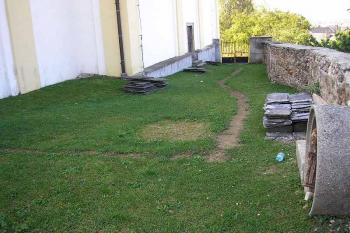 pohled na prostor, kde pravděpodobně stály hlavní budovy tvrze ( © Ondřej Štěpánek 10/2006)