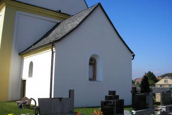 sakristie kostela, jediný výrazný pozůstatek tvrze ( © Ondřej Štěpánek 10/2006)