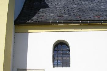 vchod a původní okno do sakristie ( © Ondřej Štěpánek 10/2006)