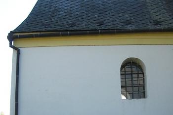sakristie kostela, jediný výrazný pozůstatek tvrze ( © Ondřej Štěpánek 10/2006)