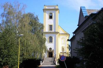 čelní pohled na kostel Povýšení sv. Kříže od silnice směr Zábřeh ( © Ondřej Štěpánek 10/2006)