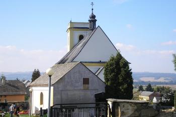 kostel Povýšení sv. Kříže a márnice z pol. 18. století ( © Ondřej Štěpánek 10/2006)
