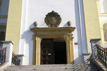 čelní pohled na barokní portál  kostela Povýšení sv. Kříže ( © Ondřej Štěpánek 10/2006)