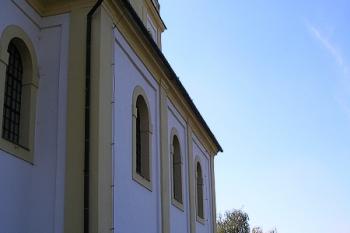 boční pohled na loď kostela ( © Ondřej Štěpánek 10/2006)