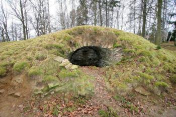 Sklípek vyhloubený v okružním valu na severní straně ( © Filip Matoušek 12/2005)