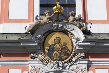 Detail vyobrazení černé madony s dítětem  v průčelí paláce (© Jan P. Štěpánek, 10/2006)