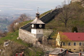 Kostel sv. Bartoloměje z poloviny 14. stol. stával v jihozápadní části centra města. Dodnes se z něj dochovala pouze jeho hranolová věž. ( © Miroslav BITTER 04/2007)