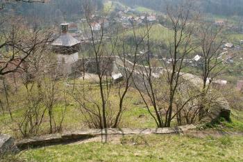 Pohled na areál okolo zvonice od hradu Štramberk. ( © Miroslav BITTER 04/2007)