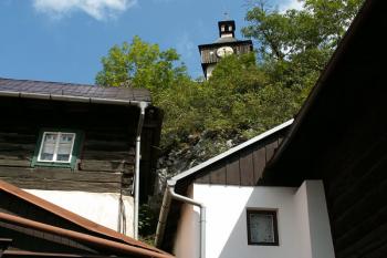 Zvonice se nachází jen kousek od náměstí jihozápadním směrem a je dobře viditelná z okolních vyhlídkových míst i z různých okolních Štramberských uliček. ( © Miroslav BITTER 08/2007)