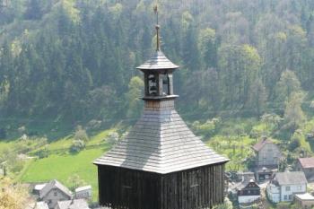 stará hradební věž použitá později jako zvonicová věž dnes již zaniklého kostelíka sv. Bartoloměje ( © Jan P. Štěpánek 04/2008)