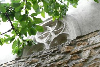 část gotického kamenného ostění okna nad vstupem do věže ( © Jan P. Štěpánek 09/2008)