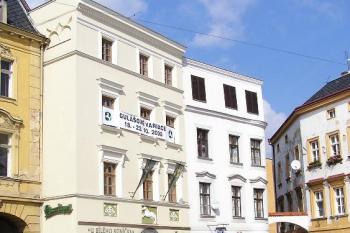Pohled na Dům u Bílého koníčka z Dolního náměstí. (© Jan P. Štěpánek, 10/2006)