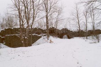 nádvorní líc jižní obvodové hradby (2003 ©Šemík)