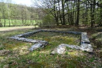 část odkrytých základů jedné z největších usedlostí zaniklé vsi (© Jan P. Štěpánek 05/2015)