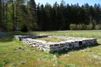 část odkrytých základů jedné z největších usedlostí zaniklé vsi (© Jan P. Štěpánek 05/2015)