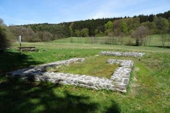 část odkrytých základů jedné z usedlostí zaniklé vsi (© Jan P. Štěpánek 05/2015)