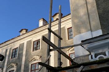 Zámek Tupadly - je zde nějaká snaha o obnovu omítek, do zámku však zatéká krovy... (© Pavel Jarý, 12/2012)