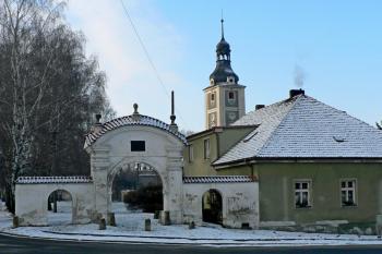 Zámek Tupadly - brána do areálu (© Pavel Jarý, 12/2012)