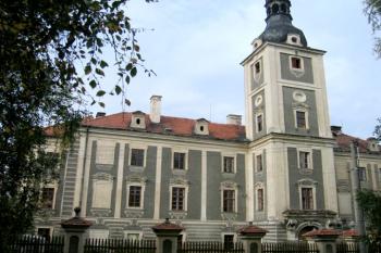Hlavní budova z věží od jihozápadu ( © Pavel Vítek 10/2006)