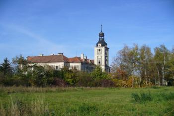 Tupadly - pohled na zámek od jihozápadu (© Pavel Jarý,  18.10.2008)