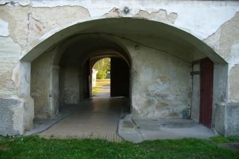 Tupadly - vstupní koridor, pohled z nádvoří (© Pavel Jarý,  18.10.2008)