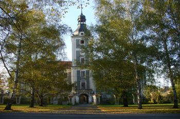 Tupadly - hlavní severozápadní průčelí zámku s hlavní věží (© Pavel Jarý,  18.10.2008)