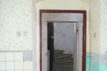 Tupadly - zchátralá socialistická adaptace místnosti na koupelnu, v zámku bývalo několik bytů, oddací síň, pošta a úřad. (© Pavel Jarý, 18.10.2008)