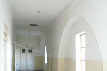 Tupadly - chodba se zazděnými arkádami (© Pavel Jarý, 18.10.2008)