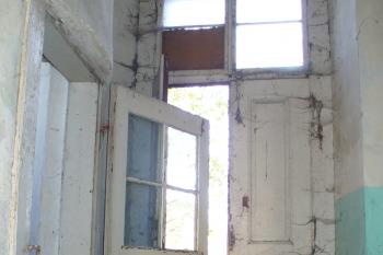 Tupadly - zámecké interiéry obývá různá havěť a svinčík (© Pavel Jarý, 18.10.2008)