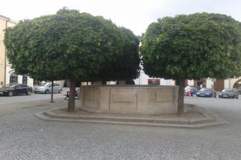 Kašna bez své dominanty v roce 2018 ( © Ivo Rozehnal 08/2018)