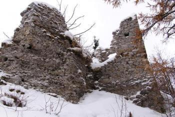 Štíhlá strážní vysunutá věž dolního hradu (vpravo) ( © Jan P. Štěpánek 11/2007)