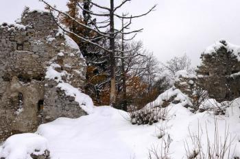 Západní část dolního hradu ( © Jan P. Štěpánek 11/2007)