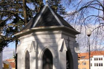 bývalá hřbitovní kaple při kostele, na místě bývalého hřbitova ( © Jan P. Štěpánek 11/2009)