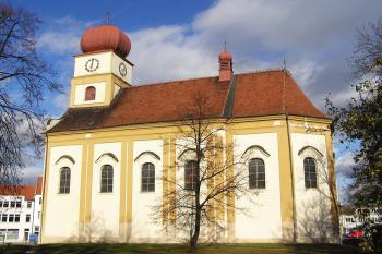 jižní průčelí kostela ( © Jan P. Štěpánek 11/2009)