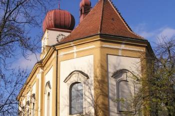 presbyterium kostela od východu ( © Jan P. Štěpánek 11/2009)