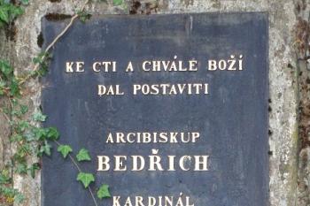 pamětní deska na podstavci kříže ( © Jan P. Štěpánek 08/2007)