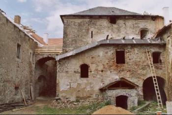Tvrz Opálka (© Šemík 09/2003)