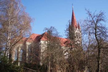 Pohled na kostel sv. Anny od jihu ( © Jan P. Štěpánek 11/2006)