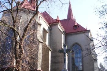 Pohled na presbyteriální partii kostela od západu ( © Jan P. Štěpánek 11/2006)