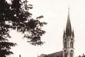kostel ve 40. letech 20. století od hlavní silnice (  www.polanka.unas.cz)